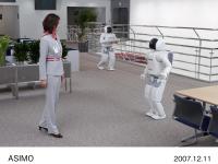 案内や飲み物のデリバリーを行う2体のASIMO (2)