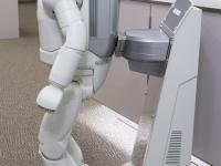 自律充電を行うASIMO (2)