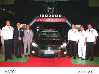 100万台目となるアコードを囲んで (左より) 大高 HATC社長、Pornwut Sarasin HATC取締役、Pong Sarasin HATC会長、大山 アジア・大洋州地域本部長、武一 HATC副社長、Pitak Pruittisarikorn HATC取締役