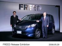 FREED、福井威夫Honda取締役社長(右)、安田浩志FREED開発責任者(左)