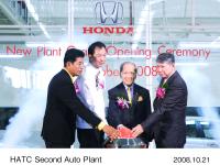 HATC第二工場開所式 (左から) Mr. Preecha Kamonbut, Ayutthaya Governor、池 文彦 常務取締役 アジア・大洋州本部長 ASH取締役社長、Exc. Tanin Kraivixien, Privy Councilor、Mr. Damri Sukhothanang, Permanent Secretary of Ministry of Industry