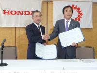 締結式典の様子 (左から) 福井威夫Honda取締役社長、上田清司埼玉県知事