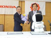 締結式典の様子 (左から) 福井威夫Honda取締役社長、上田清司埼玉県知事