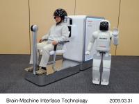 BMIの脳計測装置とASIMO(片手上げ)