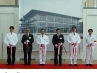 小川工場竣工式 (左から2人目より右へ) 笠原喜平 小川町町長、片山行 Honda執行役員/埼玉製作所所長、中島滋 埼玉県産業労働部副部長、山根庸史 Honda執行役員