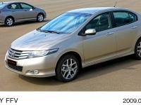 シティ FFV LX (左)、シティ FFV EXL (右)