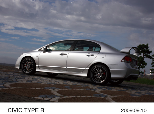 CIVIC TYPE R (スーパープラチナ・メタリック) メーカーオプション (BBS アルミホイール)装着車