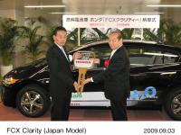 FCXクラリティ納車式： 岩谷産業株式会社 建元章 水素エネルギー部長 上級理事(左)、Honda法人営業部部長　久慈英樹(右)