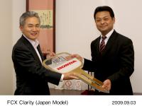 FCXクラリティ納車式： 出光興産株式会社 石崎 秀樹 水新規事業推進室 室長(左)、Honda法人営業部 法人販売課 課長 吉川 一幸(右)