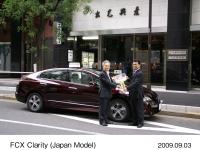FCXクラリティ納車式： 出光興産株式会社 石崎 秀樹 水新規事業推進室 室長(左)、Honda法人営業部 法人販売課 課長 吉川 一幸(右)