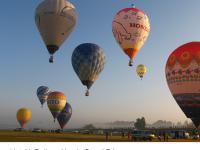 Hondaホットエアバルーンレーシングチームの「白くま」号バルーンが参戦した、「2009熱気球ホンダグランプリ」の様子