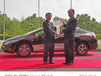 福岡県庁での「FCXクラリティ」納車式（右：麻生渡 福岡県知事、左：小林浩 Honda日本営業本部長）