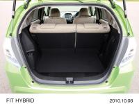 FIT HYBRID 荷室（フレッシュライム・メタリック）メーカーオプション装着車