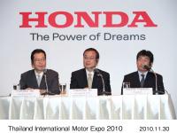 (左から)池史彦 アジア・大洋州本部長、伊東孝紳 Honda取締役社長、藤本敦 HATC社長