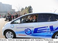 EV実証実験車に乗る伊東孝紳Honda取締役社長、上田清司埼玉県知事