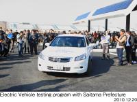 プラグインハイブリッド実証実験車に乗る伊東孝紳Honda取締役社長、上田清司埼玉県知事