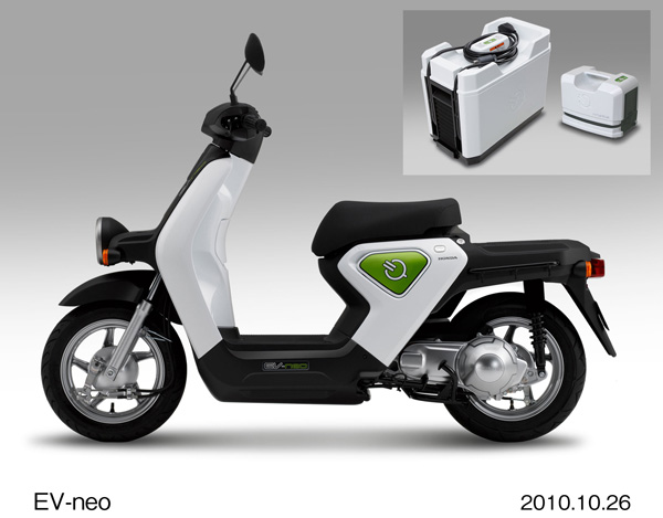 EV-neo、普通充電器(右)、急速充電器(左)