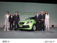 ブリオ発表会 (左から) マーク (タレント)、オラヌット･プルックワッタナノンHATCディビジョンマネージャー、藤本敦HATC社長、森井誠HATC副社長、ピタック･プルックティサリコンASHディレクター、ヤヤ (タレント)