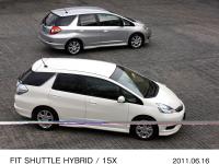 手前から、フィット シャトル HYBRID （プレミアムホワイト・パール）、15X （アラバスターシルバー・メタリック） メーカーオプション装着車