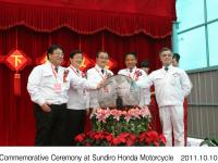 新大洲本田での記念式典の様子：(右から）関口浩 新大洲本田総経理、趙序宏 新大洲控股股有限公司董事長、伊東孝紳 Honda取締役社長、大山龍寛 二輪事業本部長、倉石誠司 中国本部長