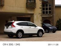 手前から、CR-V 20G (ホワイトオーキッド・パール)、CR-V 24G (トワイライトブルー・メタリック)