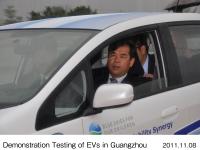 EVを試乗する甘新広州市副市長