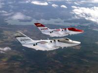 HondaJet 量産型初号機（シルバーの機体）と3号機（赤い機体）の飛行の様子