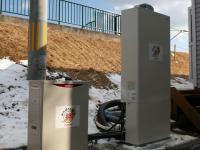 ガスエンジンコージェネレーションユニット「MCHP1.0K2」(左)