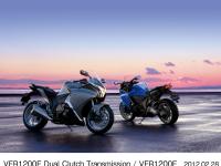 (左から) VFR1200F Dual Clutch Transmission （チタニウムブレードメタリック）、VFR1200F （キャンディータヒチアンブルー）