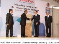 握手を交わすカルデロン メキシコ大統領（中央左）と伊東　孝紳 Honda代表取締役社長（中央右）