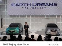 （左から）Concept S、Honda代表取締役社長　伊東 孝紳、Concept C