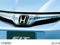 FIT 【ハイブリッド車共通装備】HYBRID用クロームメッキ＋クリアブルー・フロントグリル