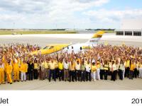 初飛行を祝うHACIの従業員たち