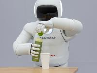 水筒のふたをひねって開けるASIMO
