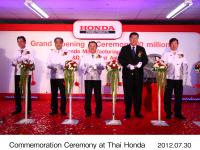 タイホンダ生産累計2,000万台達成記念式典（左から　江口 俊一　TH社長、志賀 雄次　汎用パワープロダクツ事業本部長、小林 浩　アジア・大洋州本部長、ウィーラポン・チャイプァーム　タイ王国工業団地総裁、アンノップ・ポンプラパー　TH副社長）