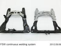 フロントサブフレーム 左：北米仕様現行アコード、右：北米仕様新型アコード