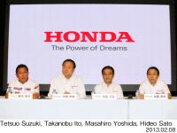 (左から) HRC代表取締役社長 鈴木哲夫、Honda代表取締役社長 伊東孝紳、取締役 執行役員 吉田正弘、モータースポーツ部長 佐藤英夫