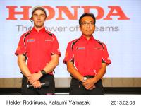 (左から) エルダー・ロドリゲス選手、山崎勝実チーム代表
