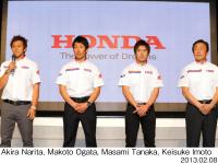 (左から) 成田 亮選手、小方 誠選手、田中雅己選手、井本敬介監督