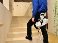 住宅内におけるロボティクス技術活用の検証の様子（体重支持型歩行アシスト）