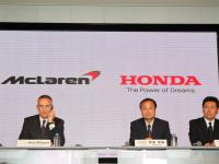 (左から) McLaren Group Limited マーティン・ウィットマーシュCEO、Honda代表取締役社長 伊東孝紳、株式会社本田技術研究所 取締役 専務執行役員 新井康久