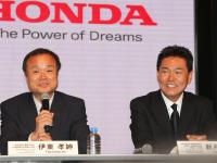 (左から) Honda代表取締役社長 伊東孝紳、株式会社本田技術研究所 取締役 専務執行役員 新井康久