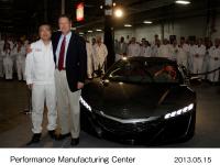 新型NSXとホンダオブアメリカマニュファクチュアリング・インコーポレーテッド 取締役社長 岩田秀信、オハイオ州知事 ジョン・ケーシック 