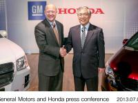 (左から) ゼネラルモーターズ スティーブ・ガースキー 副会長、Honda代表取締役副社長執行役員 岩村哲夫 