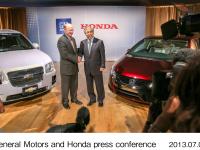 (左から) ゼネラルモーターズ スティーブ・ガースキー副会長 、Honda代表取締役副社長執行役員 岩村哲夫 