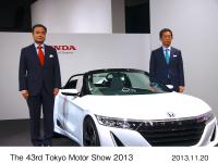 (左から)代表取締役社長 伊東孝紳、Honda S660 CONCEPT、専務執行役員 日本営業本部長 峯川尚