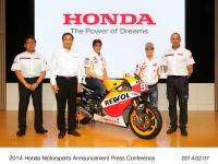 (左から) HRC代表取締役社長 鈴木哲夫、Honda代表取締役社長 伊東孝紳、マルク・マルケス選手、ダニ・ペドロサ選手、Repsol Honda Team 代表　リビオ・スッポ