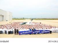 量産1号機の初飛行を祝うHACIの従業員たち
