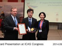 ICAS会議での授賞式の様子 (左から) ICAS代表：マレー・スコット氏、HACI社長：藤野道格、ICAS委員：スーザン・イン氏