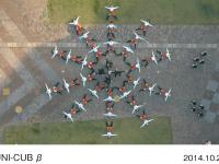 UNI-CUB βに乗ってパフォーマンスをするOK Go（中央）とダンサー達